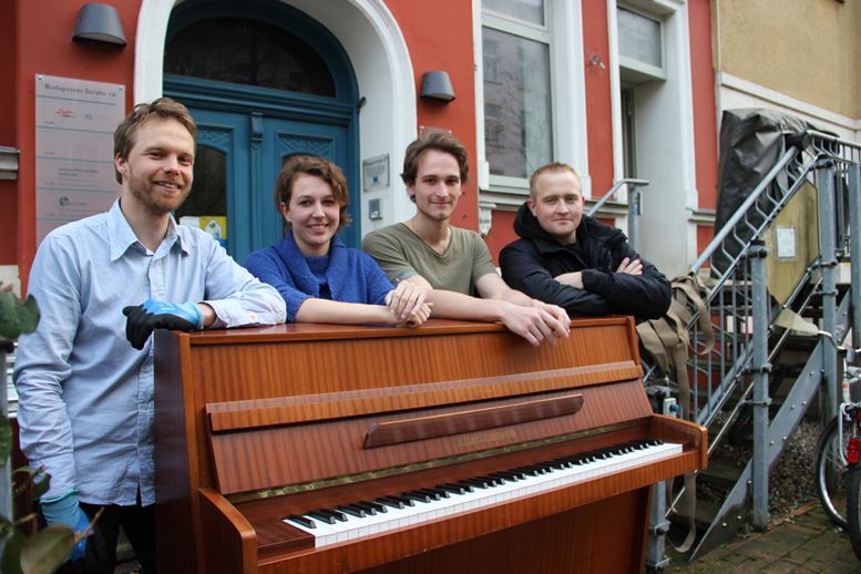 v.l.: Hannes Ludwig, Ronja Thiede, Malte Wagner und Maxim Barabach bringen ein altgedientes Piano an den neuen Bestimmungsort.